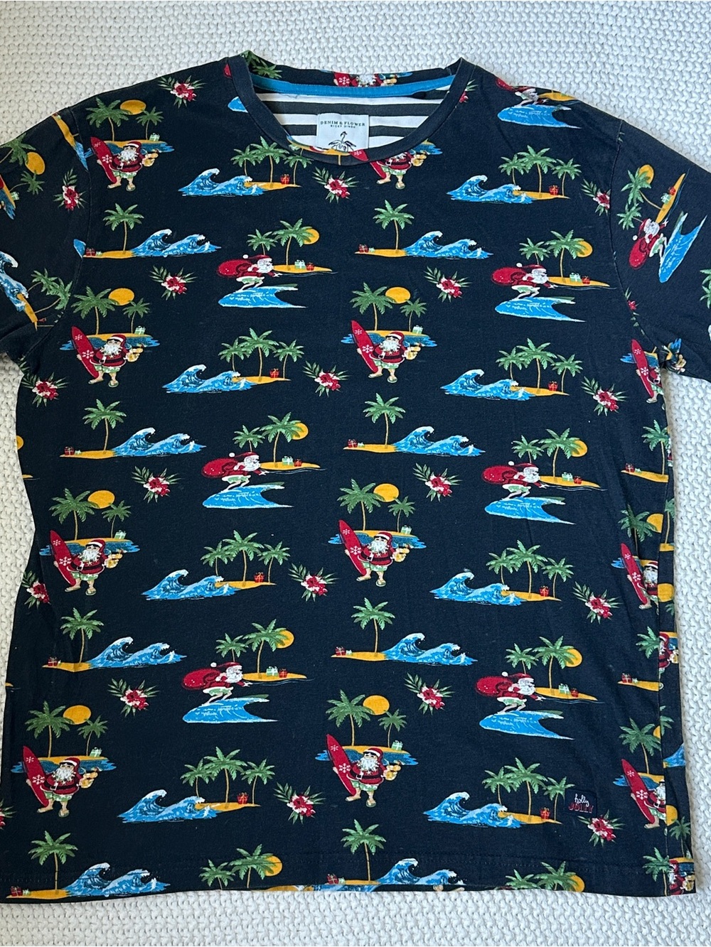 Men’s Christmas Surfing Santa T-Shirt Size Medium 🎄🌴 Beach Holiday Vibes